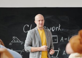 Professor da rede estadual de ensino garante na Justiça progressão funcional