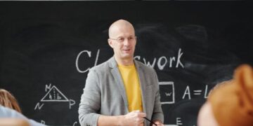 Professor da rede estadual de ensino garante na Justiça progressão funcional