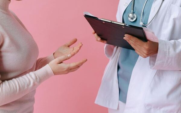 Justiça condena médica por receber salário sem exercer funções no Município de Parnamirim