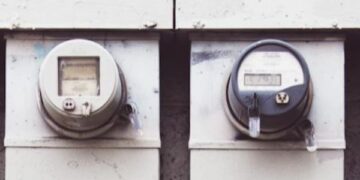 Corte indevido de energia gera direito a indenização e restituição de valores a idosa em Caicó