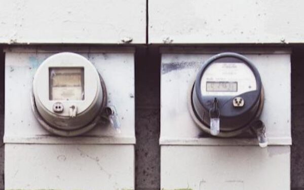 Corte indevido de energia gera direito a indenização e restituição de valores a idosa em Caicó