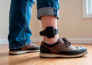 Descumprir ordem de monitoração eletrônica imposta no âmbito da Lei Maria da Penha é crime