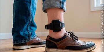 Descumprir ordem de monitoração eletrônica imposta no âmbito da Lei Maria da Penha é crime