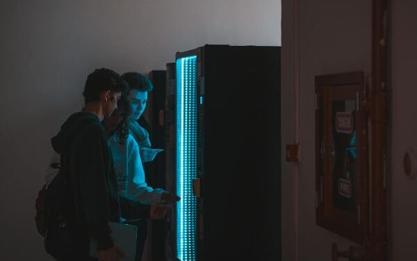 Franqueada de empresa será indenizada em virtude de defeito em máquina de vendas que causou