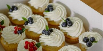 Confeiteira será indenizada por doces não pagos, mas é condenada por danos morais após exposição de cliente