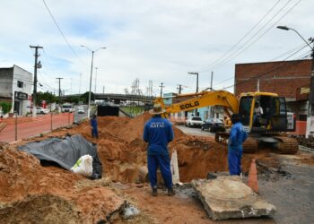 Seinfra está executando a recuperação da rede de drenagem na Avenida Doutor João Medeiros Filho