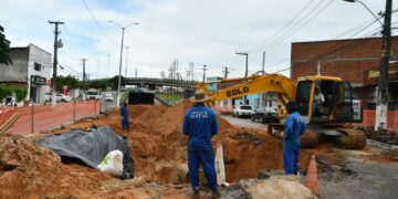 Seinfra está executando a recuperação da rede de drenagem na Avenida Doutor João Medeiros Filho