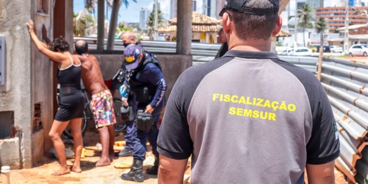 Prefeitura retira ocupação irregular de quiosques na Praia do Meio