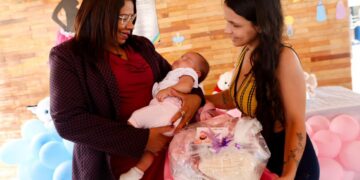Gestão Nilda fortalece acolhimento e atenção às famílias com entrega de kits Natalidade no CRAS de Passagem de Areia