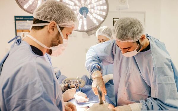 Justiça condena cirurgiãp-dentista a indenizar paciente que teve complicações após procedimento