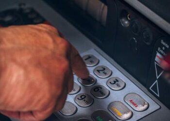 Banco é condenado a indenizar cliente após falha em depósito bancário 