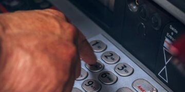 Banco é condenado a indenizar cliente após falha em depósito bancário 