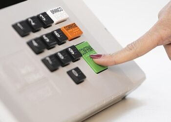 TSE celebra 30 anos da urna eletrônica com foco na segurança do voto e no combate à desinformação