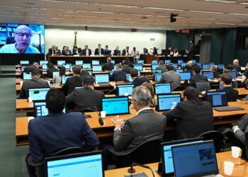 Lei de Diretrizes Orçamentárias prevê salário mínimo de R$ 1.717 em 2027