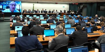 Lei de Diretrizes Orçamentárias prevê salário mínimo de R$ 1.717 em 2027