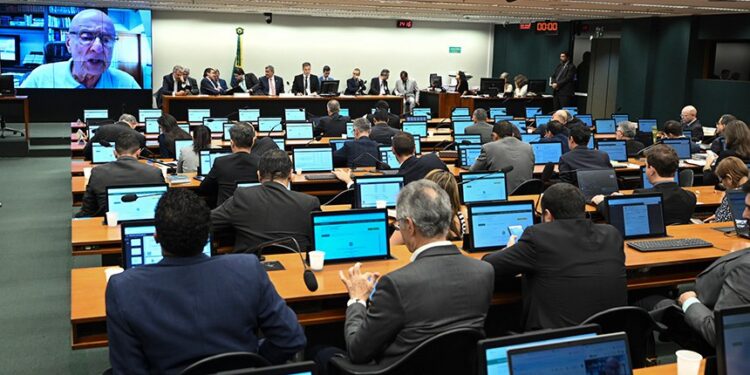 Lei de Diretrizes Orçamentárias prevê salário mínimo de R$ 1.717 em 2027