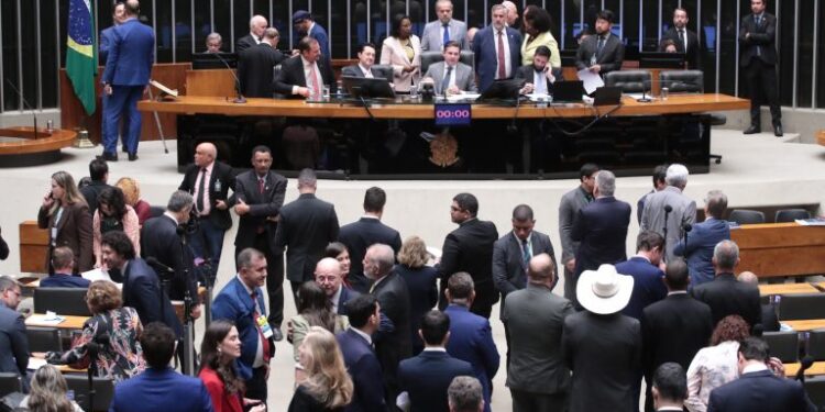 Câmara aprova em 2º turno a PEC que garante recursos mínimos para assistência social