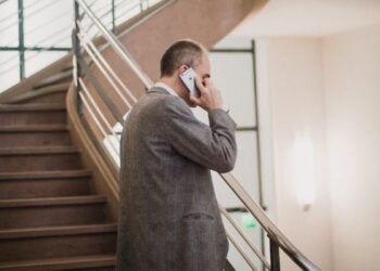 Ativação de linha telefônica sem autorização gera indenização para consumidor