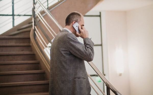 Ativação de linha telefônica sem autorização gera indenização para consumidor