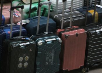 Empresa aérea é condenada a indenizar passageira que teve bagagem danificada em voo