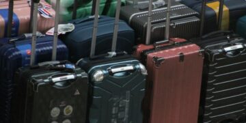 Empresa aérea é condenada a indenizar passageira que teve bagagem danificada em voo