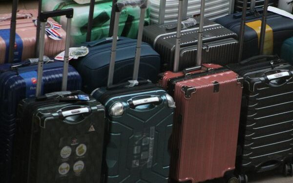 Empresa aérea é condenada a indenizar passageira que teve bagagem danificada em voo