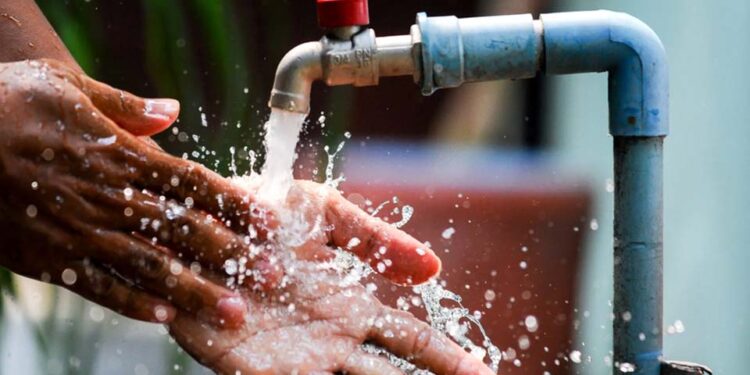 Justiça determina que Caern reestabeleça abastecimento de água na Vila de Ponta Negra