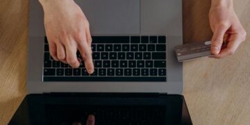 Justiça condena empresa a indenizar consumidor por compra não finalizada em site de viagens