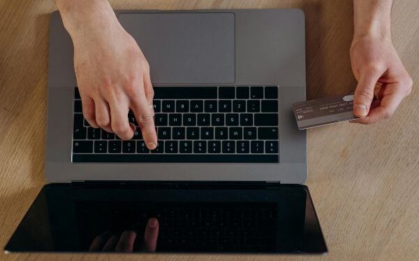 Justiça condena empresa a indenizar consumidor por compra não finalizada em site de viagens