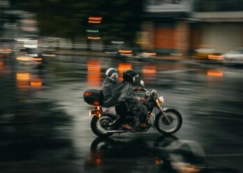 Após colisão e fuga de condutor, empresa de aluguel de motos é condenada a indenizar motorista