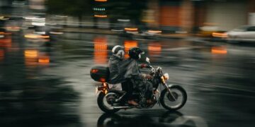 Após colisão e fuga de condutor, empresa de aluguel de motos é condenada a indenizar motorista