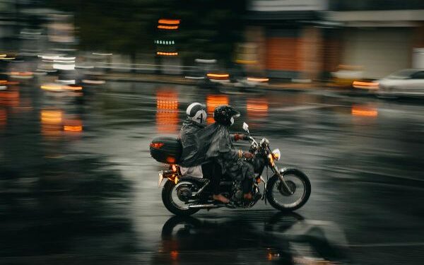 Após colisão e fuga de condutor, empresa de aluguel de motos é condenada a indenizar motorista