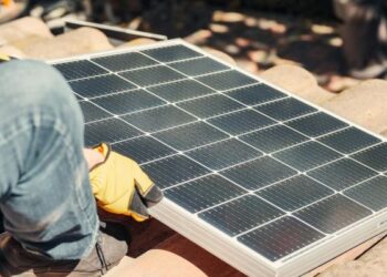 Consumidor de Mossoró garante na Justiça suspensão de cobranças e corte de abastecimento em sistema gerado por energia solar