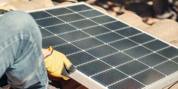 Consumidor de Mossoró garante na Justiça suspensão de cobranças e corte de abastecimento em sistema gerado por energia solar