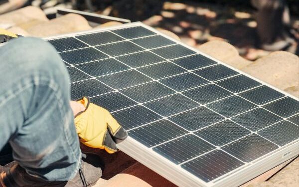 Consumidor de Mossoró garante na Justiça suspensão de cobranças e corte de abastecimento em sistema gerado por energia solar