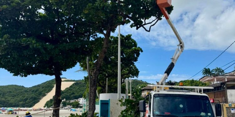 Prefeitura do Natal desenvolve serviços de zeladoria na orla de Ponta Negra