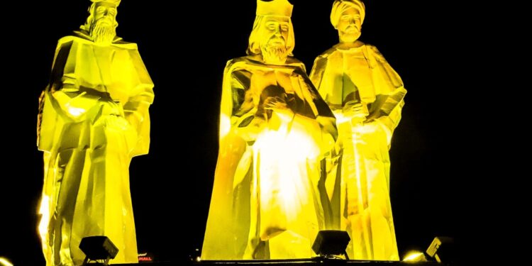 Prefeitura ilumina monumentos de Natal em alusão ao Maio Amarelo