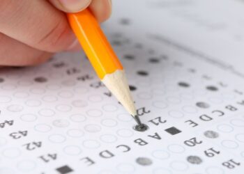 Concursos públicos: 48 órgãos abrem vagas de até R$ 24.802 na primeira semana de Maio