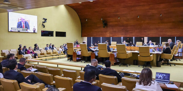 Lei que institui igualdade salarial entre homens e mulheres é constitucional, decide STF 