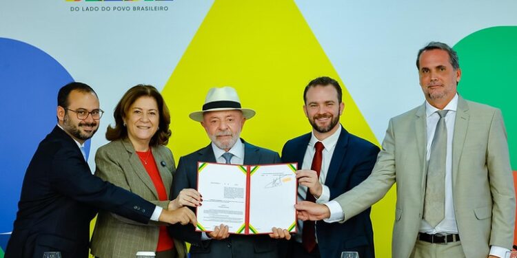 Desenrola Brasil ajudará população a “tirar corda do pescoço”, diz Lula ao lançar programa