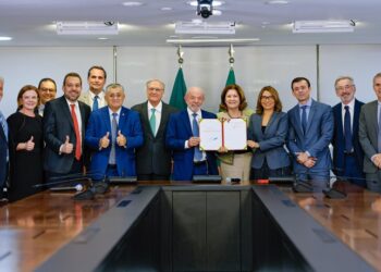 Lula assina MP e zera “taxa das blusinhas”