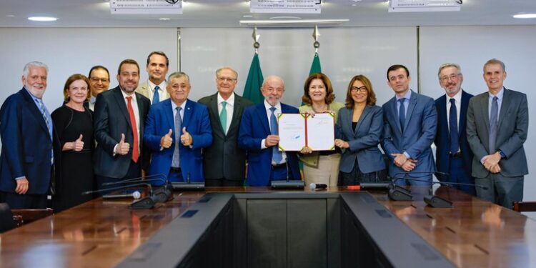 Lula assina MP e zera “taxa das blusinhas”