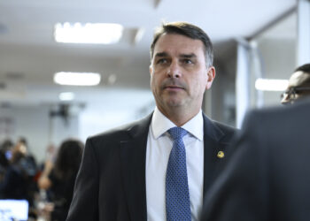 Flávio Bolsonaro admite cobrança a Vorcaro, mas nega crime