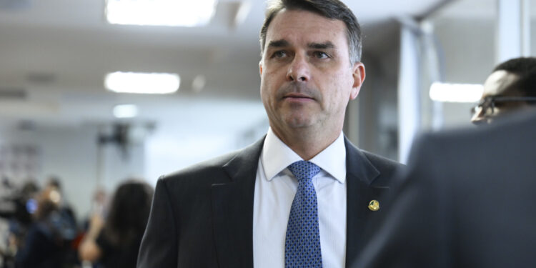Flávio Bolsonaro admite cobrança a Vorcaro, mas nega crime