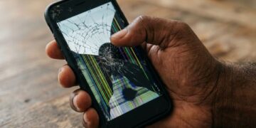 Consumidor será indenizado por fabricante após defeito em tela de celular 