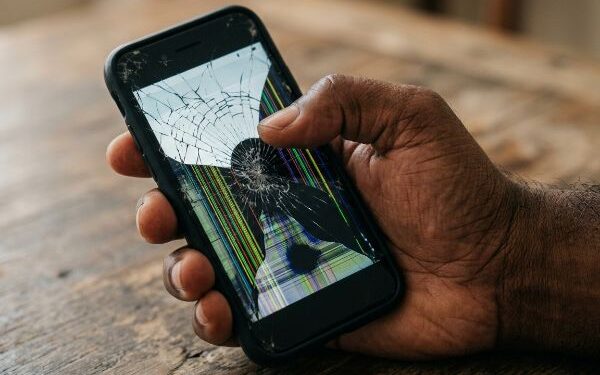 Consumidor será indenizado por fabricante após defeito em tela de celular 
