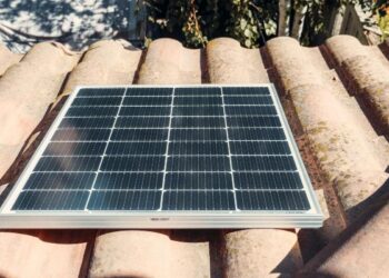 Após cobrança indevida em sistema de energia solar, Cosern é condenada a indenizar consumidora