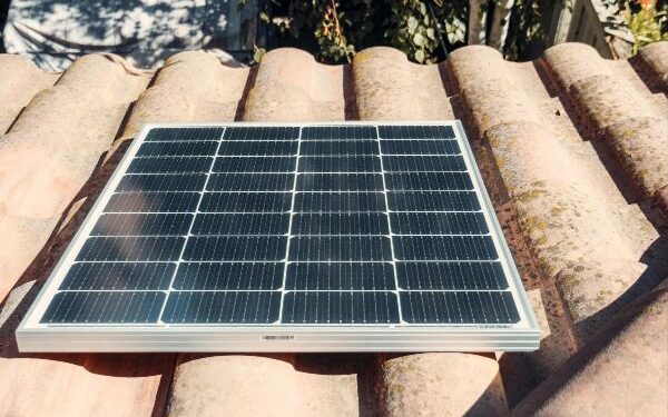 Após cobrança indevida em sistema de energia solar, Cosern é condenada a indenizar consumidora