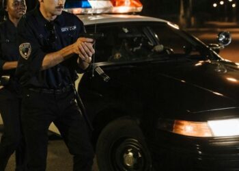 Homem que teve casa invadida pela polícia por engano será indenizado pelo Estado