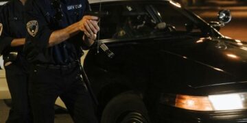 Homem que teve casa invadida pela polícia por engano será indenizado pelo Estado